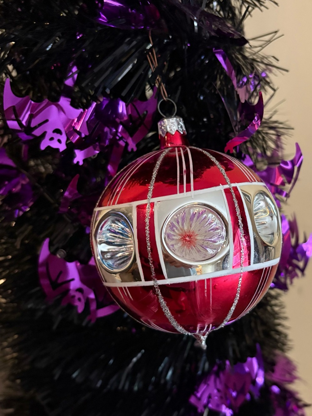 Vintage Red and Gold Glass Holiday Ornament - Unbranded - Picture 6 of 6
